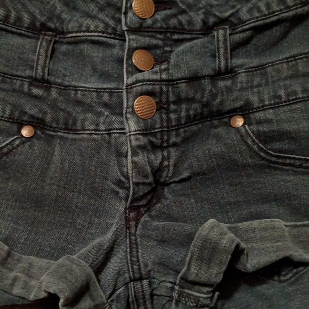 Shorts - Picture 4 of 4